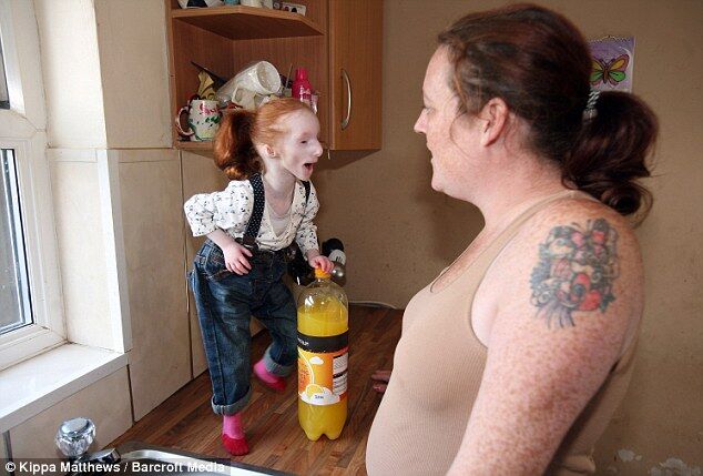 Самая маленькая девочка в мире впервые пошла в школу. Фото