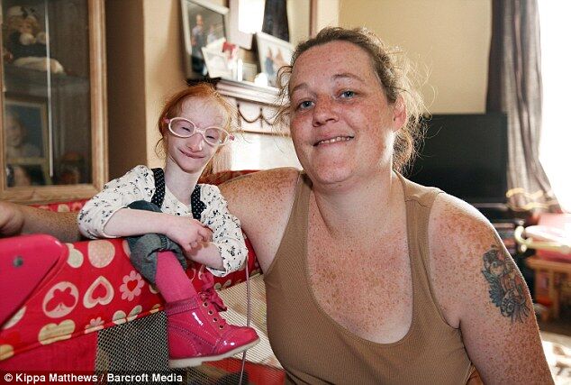 Самая маленькая девочка в мире впервые пошла в школу. Фото