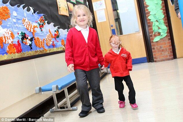 Самая маленькая девочка в мире впервые пошла в школу. Фото