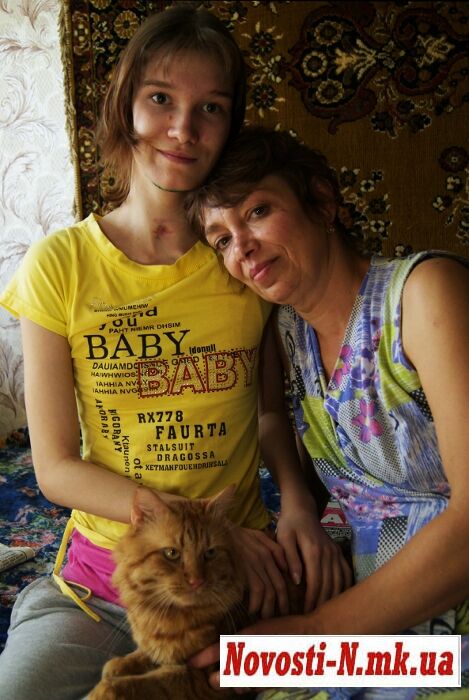 Саша Попова уже помогает маме и просится на свежий воздух