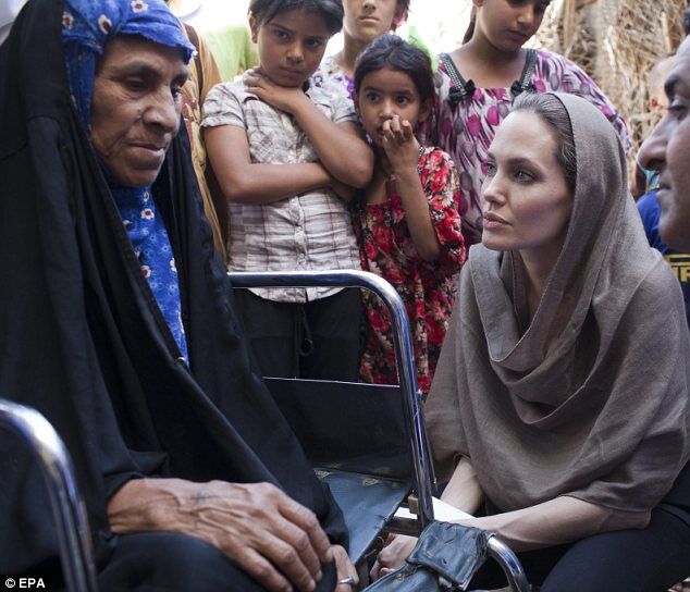 Счастливая Джоли прилетела домой. Фото