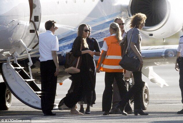 Счастливая Джоли прилетела домой. Фото