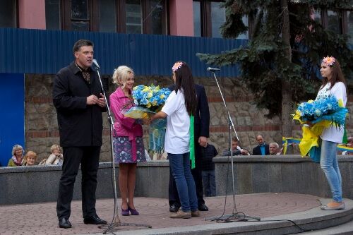 Фаріон обурило, що їй "всунули" синьо-жовті квіти