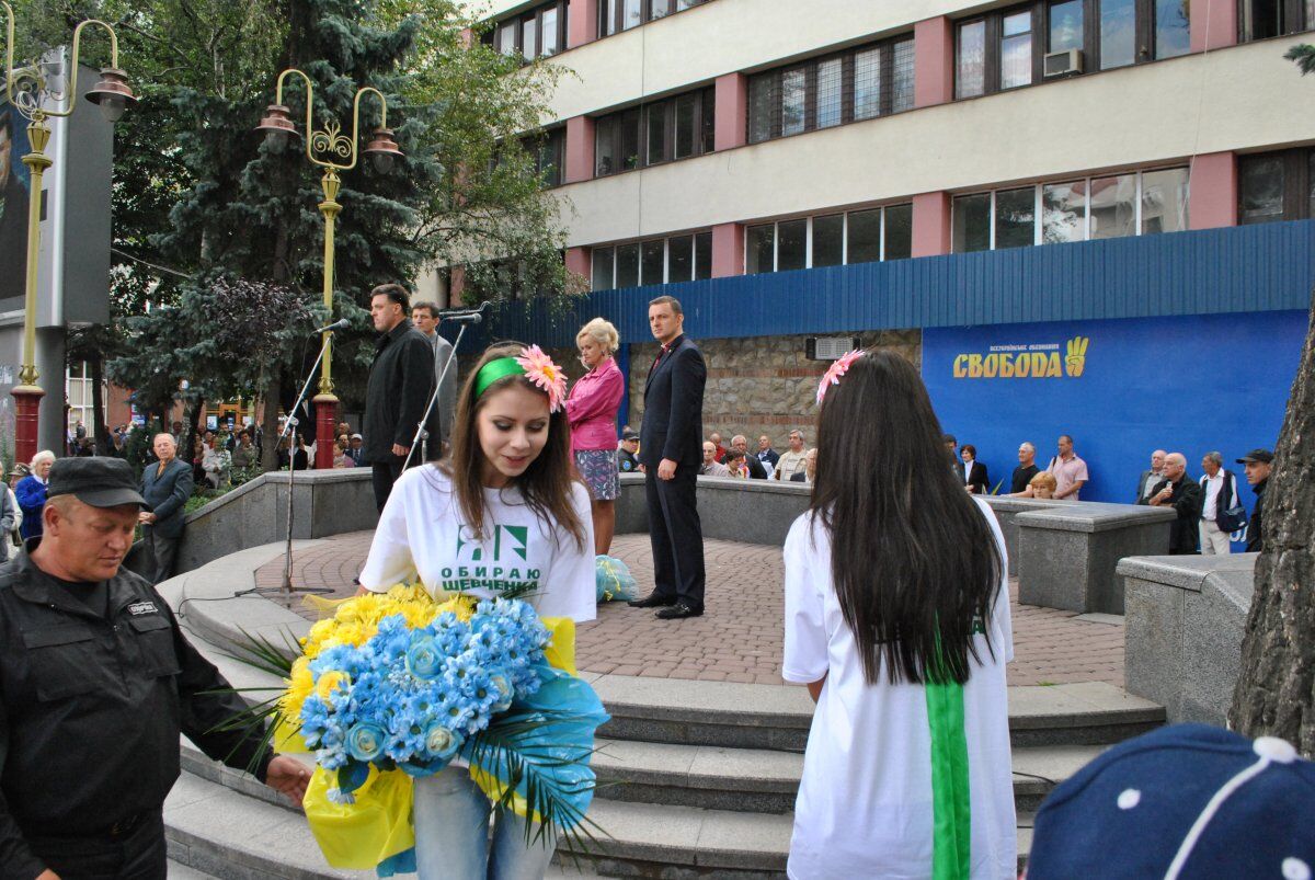 Фаріон обурило, що їй "всунули" синьо-жовті квіти