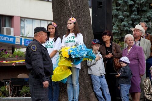 Фаріон обурило, що їй "всунули" синьо-жовті квіти