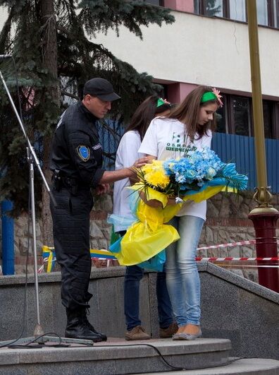 Фаріон обурило, що їй "всунули" синьо-жовті квіти