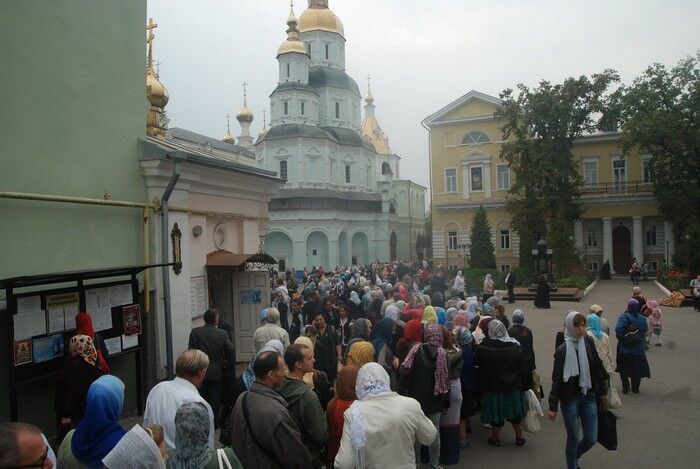 У Харкові до плащаниці Богородиці вишикувалася черга в дві вулиці