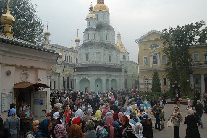 У Харкові до плащаниці Богородиці вишикувалася черга в дві вулиці