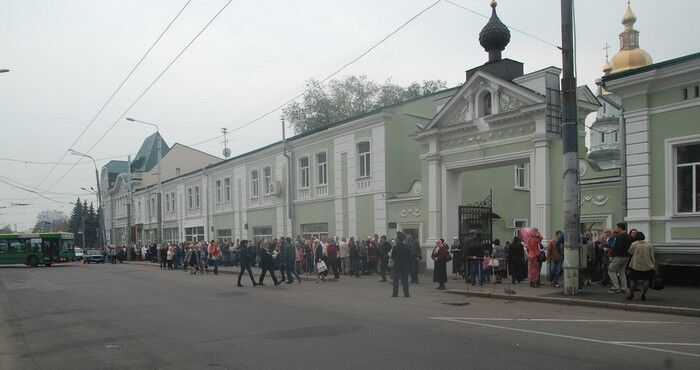 У Харкові до плащаниці Богородиці вишикувалася черга в дві вулиці