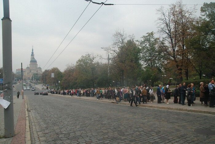 У Харкові до плащаниці Богородиці вишикувалася черга в дві вулиці