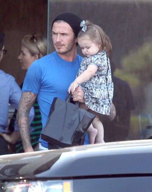 Дэвид Бекхэм обновляет гардероб Харпер. Фото