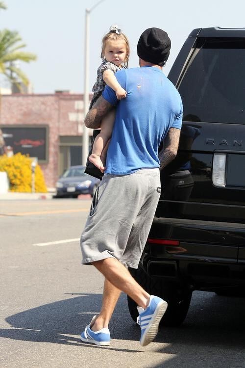 Дэвид Бекхэм обновляет гардероб Харпер. Фото