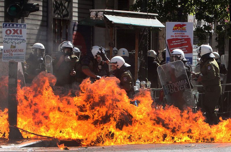 Акції протесту в Афінах: більше 100 затриманих