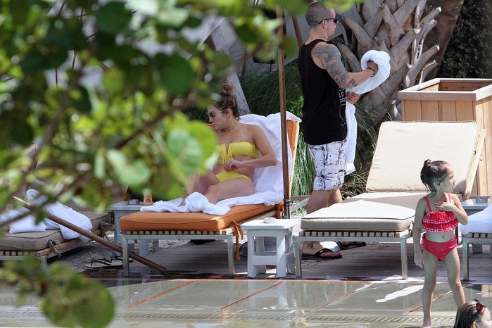 Лопес греется на солнышке в Майами. Фото