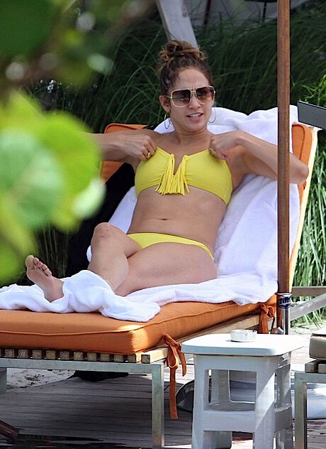 Лопес греется на солнышке в Майами. Фото