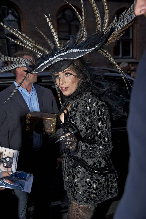 Леди Гага "ободрала" фазанов на шляпку. Фото