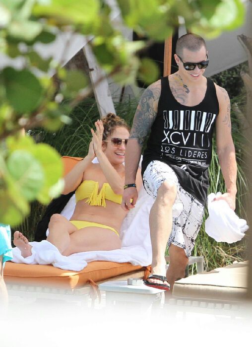 Лопес греется на солнышке в Майами. Фото