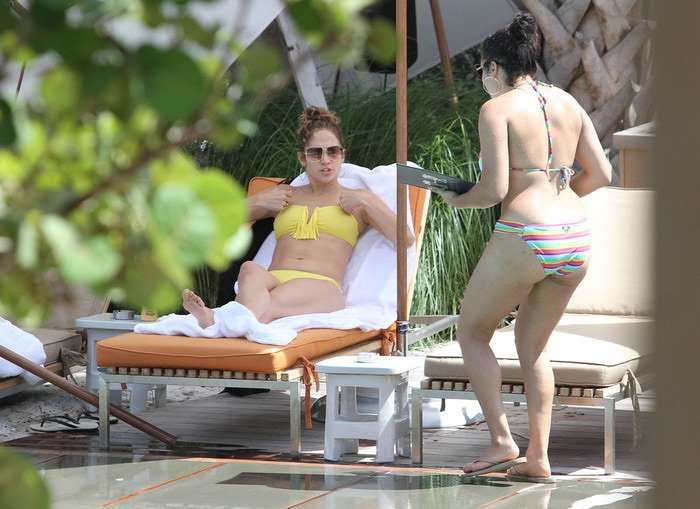 Лопес греется на солнышке в Майами. Фото