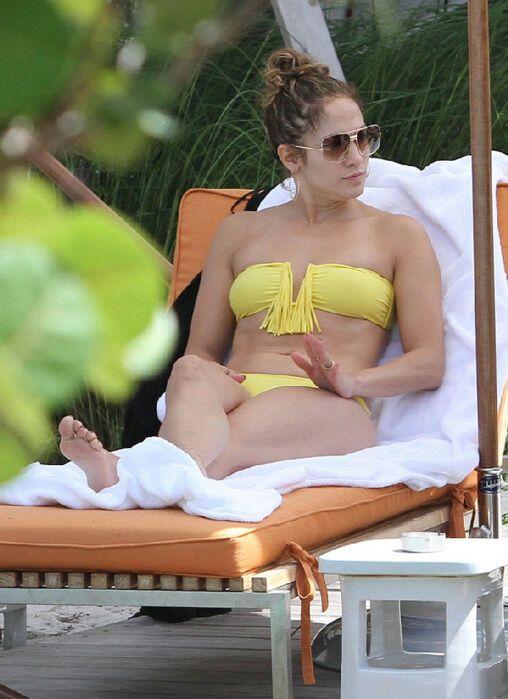 Лопес греется на солнышке в Майами. Фото