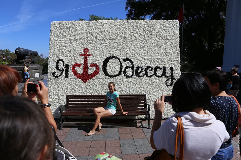 Центр Одеси прикрасив новий логотип міста