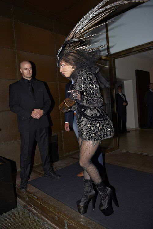 Леди Гага "ободрала" фазанов на шляпку. Фото