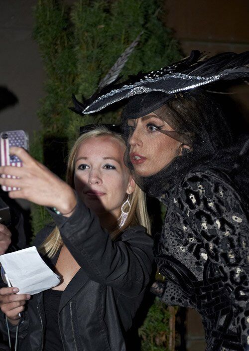 Леди Гага "ободрала" фазанов на шляпку. Фото