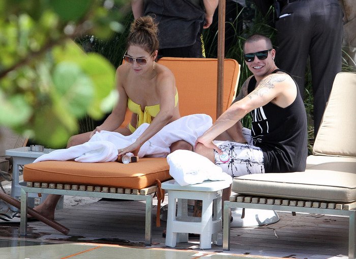 Лопес греется на солнышке в Майами. Фото