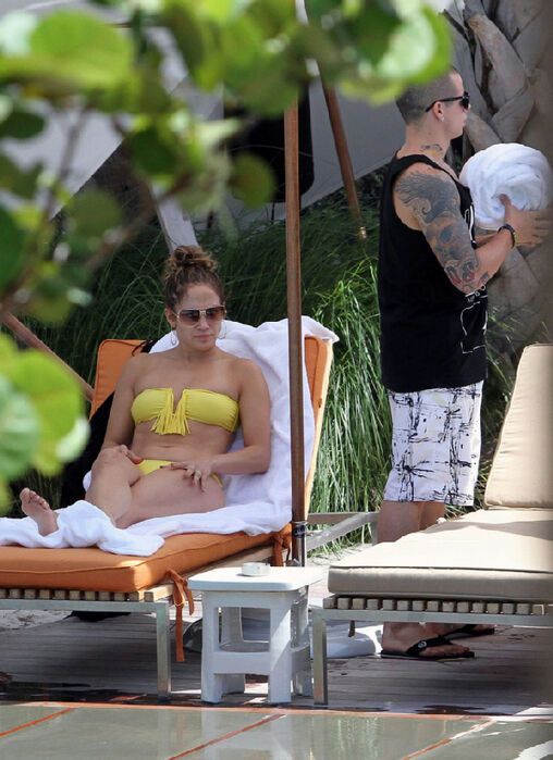 Лопес греется на солнышке в Майами. Фото