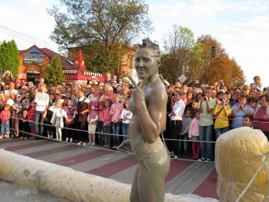 На Полтавщині провели грязьові бої жінок-гладіаторів. Фото