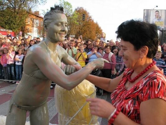 На Полтавщині провели грязьові бої жінок-гладіаторів. Фото