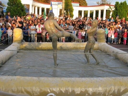 На Полтавщині провели грязьові бої жінок-гладіаторів. Фото