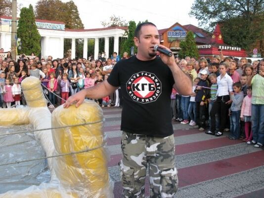 На Полтавщині провели грязьові бої жінок-гладіаторів. Фото