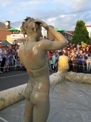 На Полтавщині провели грязьові бої жінок-гладіаторів. Фото