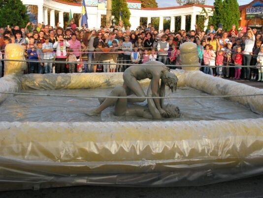 На Полтавщині провели грязьові бої жінок-гладіаторів. Фото