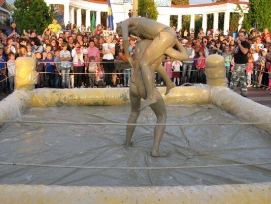 На Полтавщині провели грязьові бої жінок-гладіаторів. Фото