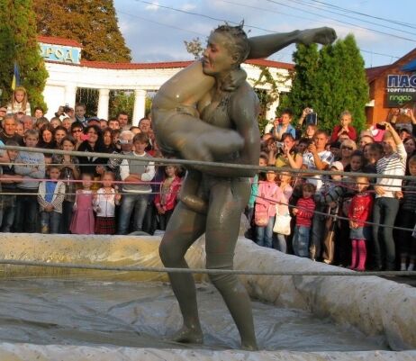 На Полтавщині провели грязьові бої жінок-гладіаторів. Фото