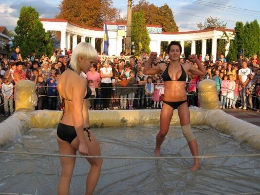 На Полтавщині провели грязьові бої жінок-гладіаторів. Фото