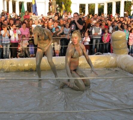 На Полтавщині провели грязьові бої жінок-гладіаторів. Фото