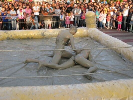 На Полтавщині провели грязьові бої жінок-гладіаторів. Фото