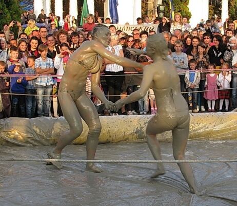 На Полтавщині провели грязьові бої жінок-гладіаторів. Фото