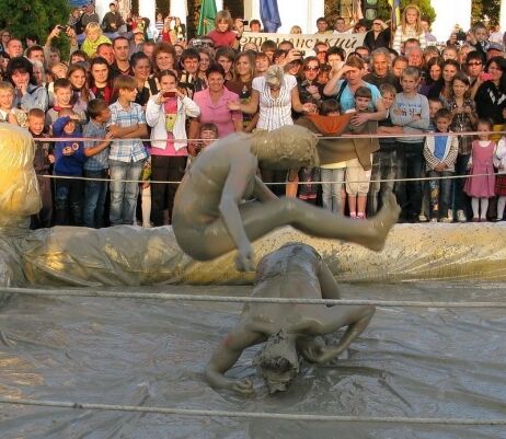 На Полтавщині провели грязьові бої жінок-гладіаторів. Фото