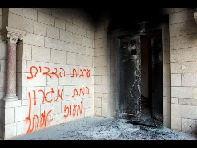 На стене знаменитого монастыря в Израиле написали "Иисус - обезьяна"