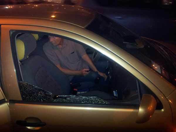 На машину "НАДЗВИЧАЙНИХ новин" напав невідомий з саперною лопатою. Фото