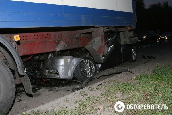 В Киеве иномарка врезалась в грузовик, погиб водитель