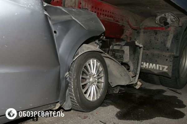 В Киеве иномарка врезалась в грузовик, погиб водитель