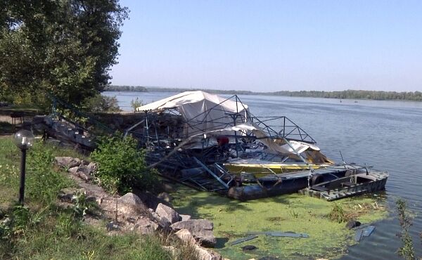 У Дніпропетровську суховантаж з п'яним капітаном протаранив пристань. Фото