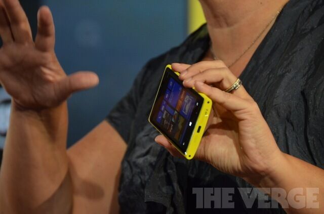 Nokia представила смартфон с зарядкой "по воздуху"