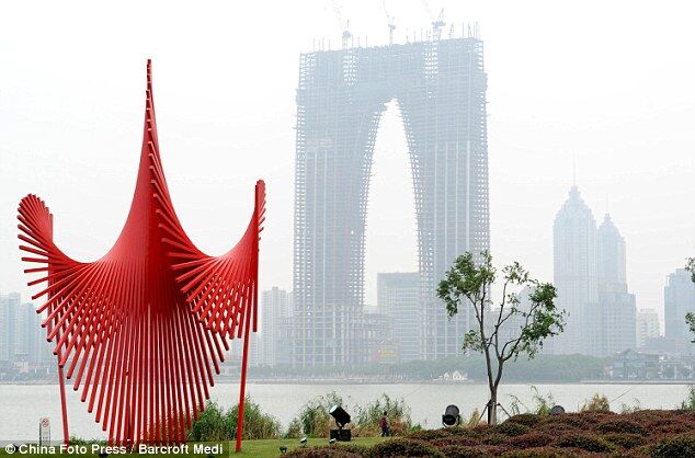 Архітектурні новинки Китаю нагадують гігантські штани і пудинг 