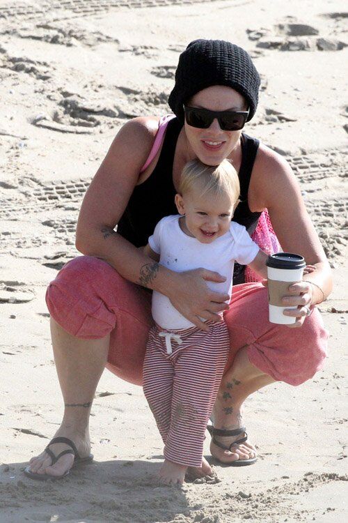 Пинк взяла Уиллоу перекапывать пляж. Фото