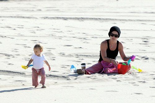 Пинк взяла Уиллоу перекапывать пляж. Фото